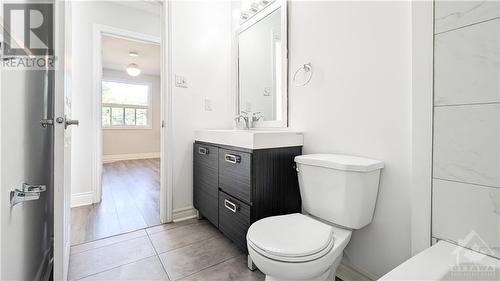 941 Charlton Drive, Ottawa, ON - Indoor Photo Showing Bathroom