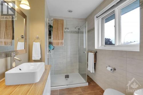 6432 St Louis Drive, Ottawa, ON - Indoor Photo Showing Bathroom