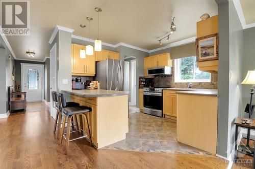 6432 St Louis Drive, Ottawa, ON - Indoor Photo Showing Kitchen