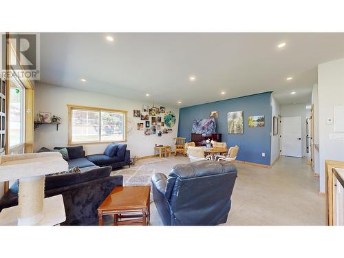 5070 Kinncum Place, 108 Mile Ranch, BC - Indoor Photo Showing Living Room