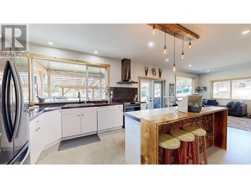 5070 Kinncum Place, 108 Mile Ranch, BC - Indoor Photo Showing Kitchen