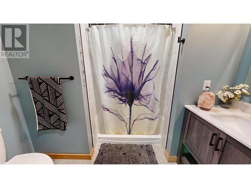 5070 Kinncum Place, 108 Mile Ranch, BC - Indoor Photo Showing Bathroom