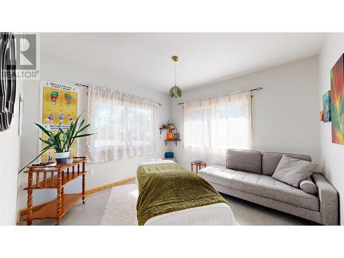 5070 Kinncum Place, 108 Mile Ranch, BC - Indoor Photo Showing Living Room