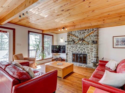 Salon - 99 Ch. La Chanterelle, Saint-Donat, QC - Indoor Photo Showing Living Room With Fireplace