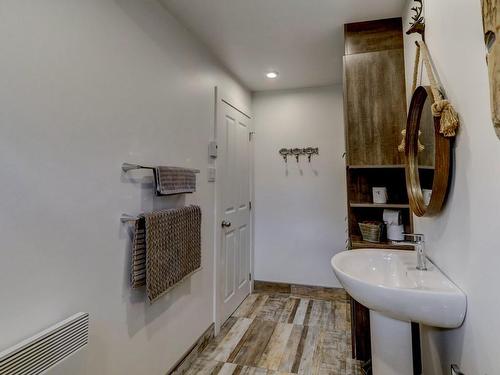 Salle de bains - 99 Ch. La Chanterelle, Saint-Donat, QC - Indoor Photo Showing Bathroom