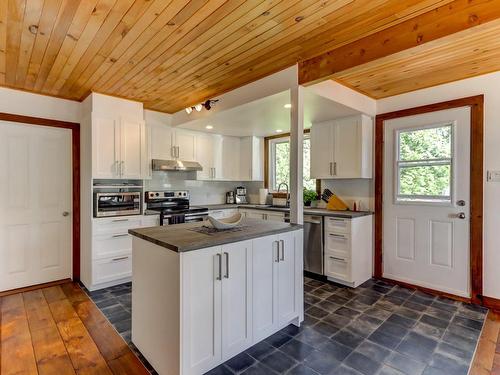 Cuisine - 99 Ch. La Chanterelle, Saint-Donat, QC - Indoor Photo Showing Kitchen