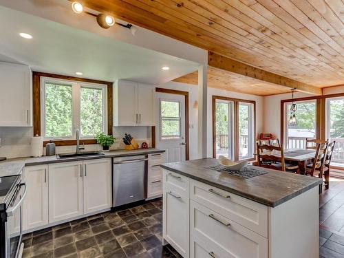 Cuisine - 99 Ch. La Chanterelle, Saint-Donat, QC - Indoor Photo Showing Kitchen