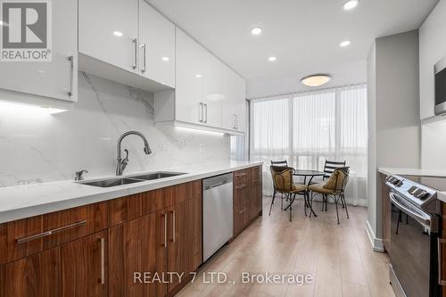 909 - 120 Promenade Circle, Vaughan, ON - Indoor Photo Showing Kitchen With Double Sink With Upgraded Kitchen