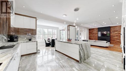 374 Elmwood Avenue, Richmond Hill, ON - Indoor Photo Showing Kitchen With Upgraded Kitchen