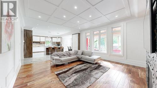 374 Elmwood Avenue, Richmond Hill, ON - Indoor Photo Showing Living Room