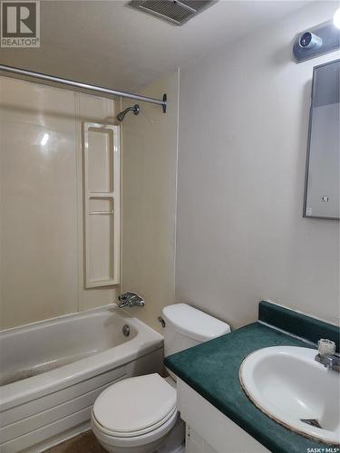 410 590 Laurier Street W, Moose Jaw, SK - Indoor Photo Showing Bathroom