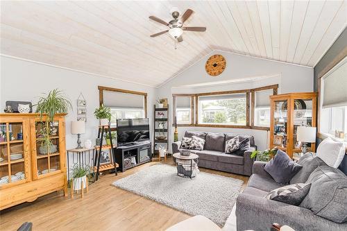 5 Maple Avenue, Carman, MB - Indoor Photo Showing Living Room