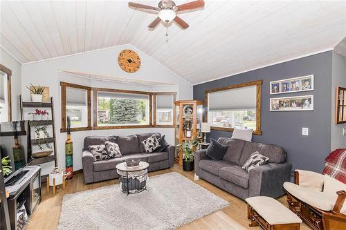 5 Maple Avenue, Carman, MB - Indoor Photo Showing Living Room