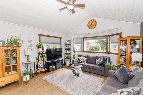 5 Maple Avenue, Carman, MB - Indoor Photo Showing Living Room