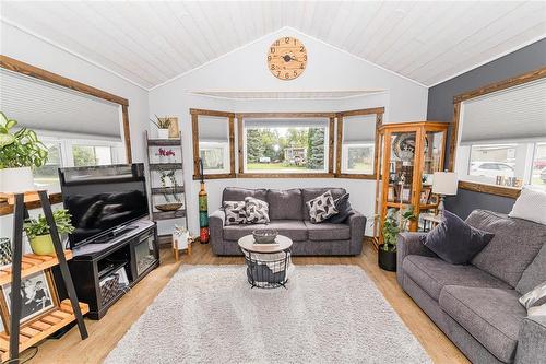 5 Maple Avenue, Carman, MB - Indoor Photo Showing Living Room