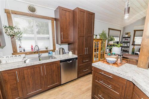 5 Maple Avenue, Carman, MB - Indoor Photo Showing Kitchen