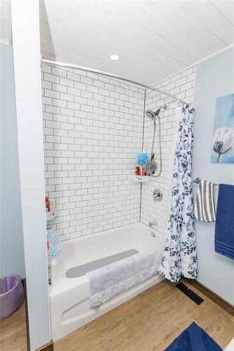 5 Maple Avenue, Carman, MB - Indoor Photo Showing Bathroom