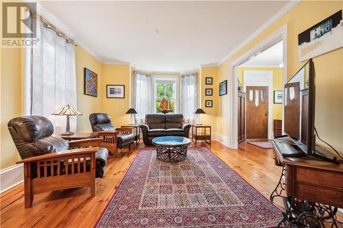 48 Craig Street, Perth, ON - Indoor Photo Showing Living Room