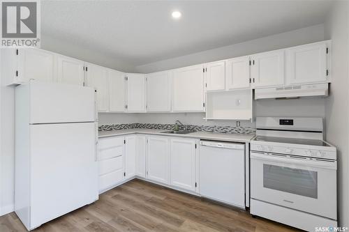 351/353 Russell Road, Saskatoon, SK - Indoor Photo Showing Kitchen