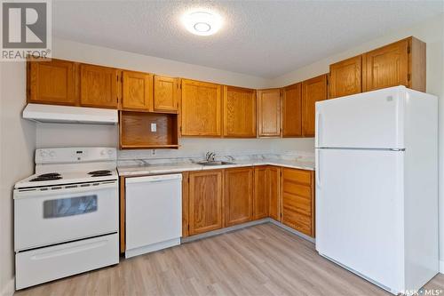 351/353 Russell Road, Saskatoon, SK - Indoor Photo Showing Kitchen