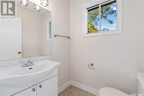 351/353 Russell Road, Saskatoon, SK - Indoor Photo Showing Bathroom