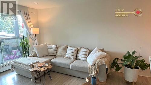 209 809 W 16Th Street, North Vancouver, BC - Indoor Photo Showing Living Room