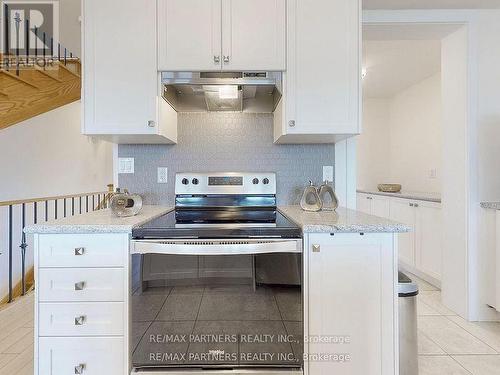 31 Riley Reed Lane, Richmond Hill, ON - Indoor Photo Showing Kitchen