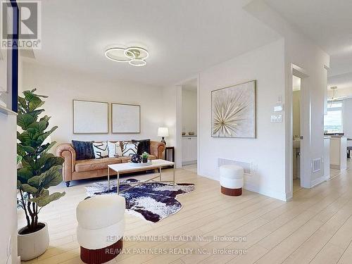 31 Riley Reed Lane, Richmond Hill, ON - Indoor Photo Showing Living Room