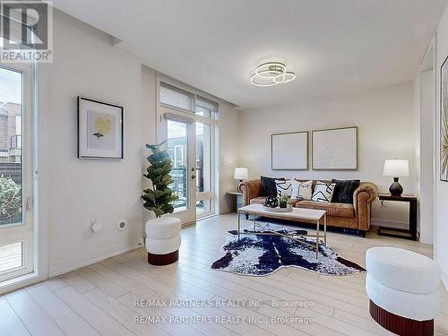 31 Riley Reed Lane, Richmond Hill, ON - Indoor Photo Showing Living Room