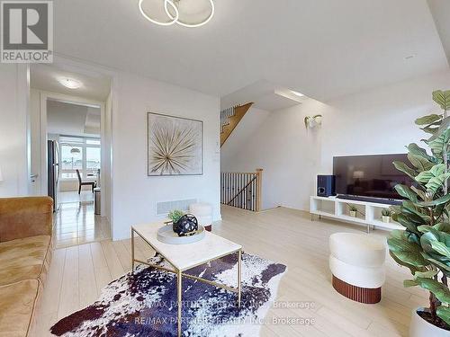 31 Riley Reed Lane, Richmond Hill, ON - Indoor Photo Showing Living Room