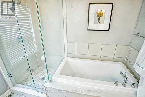 129 Stanley Greene Boulevard, Toronto (Downsview-Roding-Cfb), ON - Indoor Photo Showing Bathroom