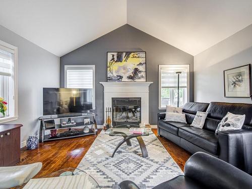 Salon - 18 Rue Des Roses, Saint-Jean-Sur-Richelieu, QC - Indoor Photo Showing Living Room With Fireplace