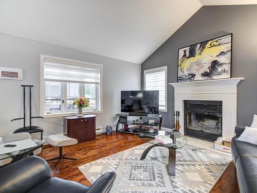 Salon - 18 Rue Des Roses, Saint-Jean-Sur-Richelieu, QC - Indoor Photo Showing Living Room With Fireplace