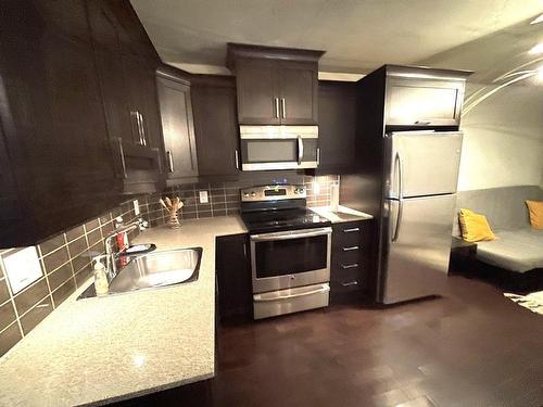 Cuisine - 305-1235 Rue Bishop, Montréal (Ville-Marie), QC - Indoor Photo Showing Kitchen With Double Sink With Upgraded Kitchen