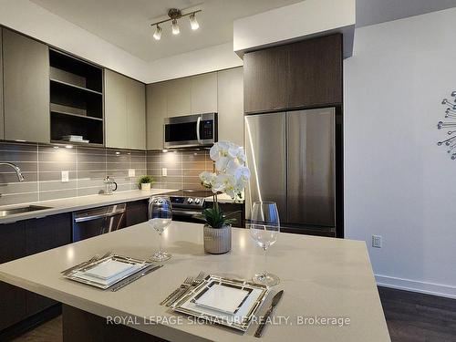 Ph2203-4675 Metcalfe Ave, Mississauga, ON - Indoor Photo Showing Kitchen With Upgraded Kitchen