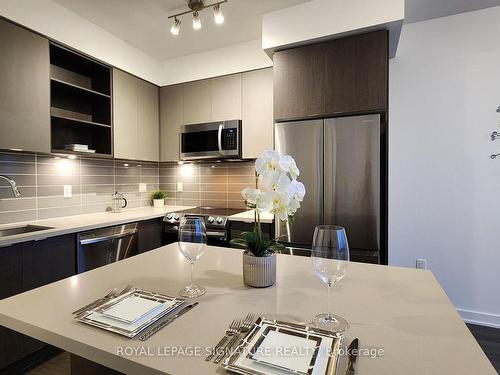 Ph2203-4675 Metcalfe Ave, Mississauga, ON - Indoor Photo Showing Kitchen With Upgraded Kitchen