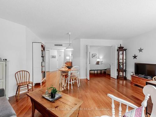 111-245 The Donway  W, Toronto, ON - Indoor Photo Showing Living Room