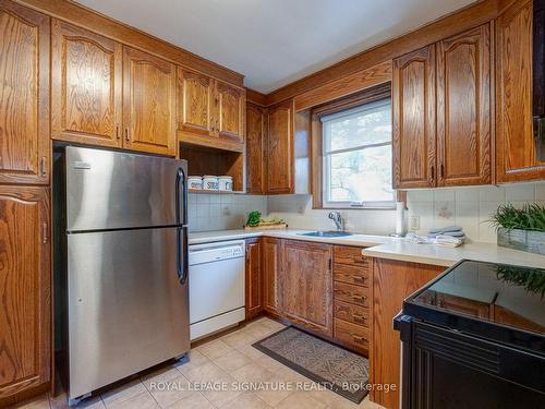 322 Cochrane St, Whitby, ON - Indoor Photo Showing Kitchen