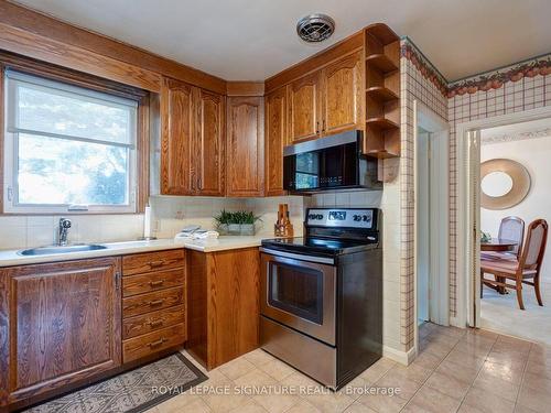 322 Cochrane St, Whitby, ON - Indoor Photo Showing Kitchen