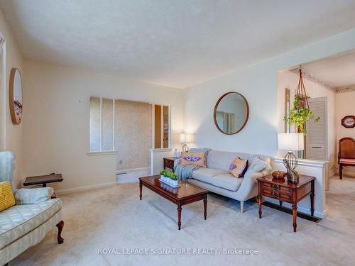 322 Cochrane St, Whitby, ON - Indoor Photo Showing Living Room