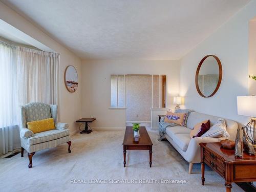 322 Cochrane St, Whitby, ON - Indoor Photo Showing Living Room