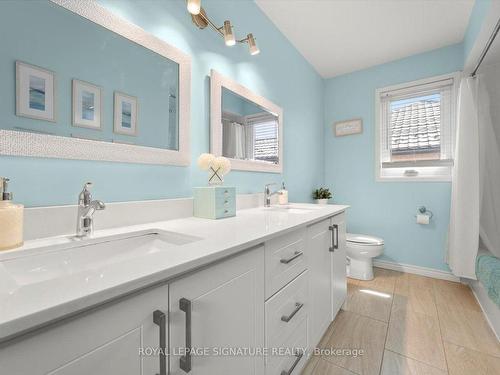 6 Mapleglen Crt, Whitby, ON - Indoor Photo Showing Bathroom