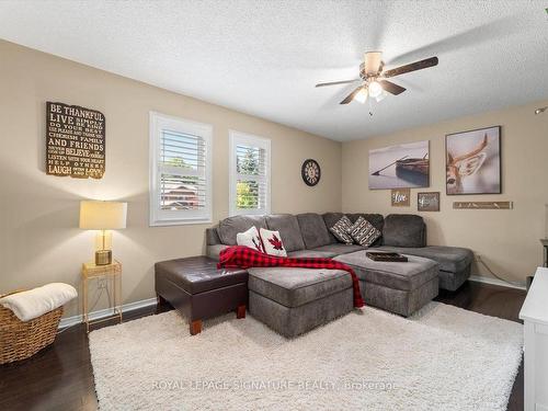 6 Mapleglen Crt, Whitby, ON - Indoor Photo Showing Living Room