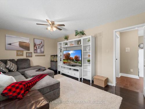 6 Mapleglen Crt, Whitby, ON - Indoor Photo Showing Living Room