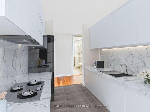 608-5229 Dundas St W, Toronto, ON - Indoor Photo Showing Kitchen