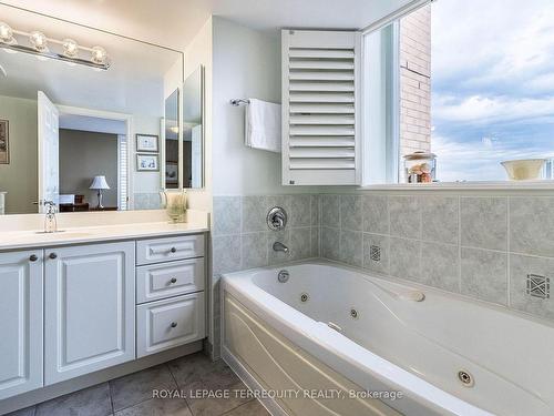 608-5229 Dundas St W, Toronto, ON - Indoor Photo Showing Bathroom