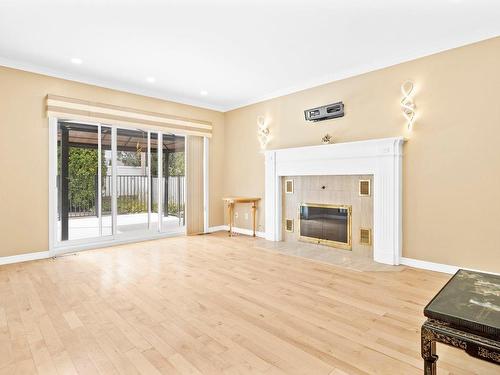 Salle familiale - 10 Rue Beaubois, Kirkland, QC - Indoor Photo Showing Living Room With Fireplace