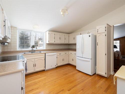 Cuisine - 220 Rue De L'Église, Rosemère, QC - Indoor Photo Showing Kitchen With Double Sink