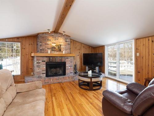 Salle familiale - 220 Rue De L'Église, Rosemère, QC - Indoor Photo Showing Living Room With Fireplace