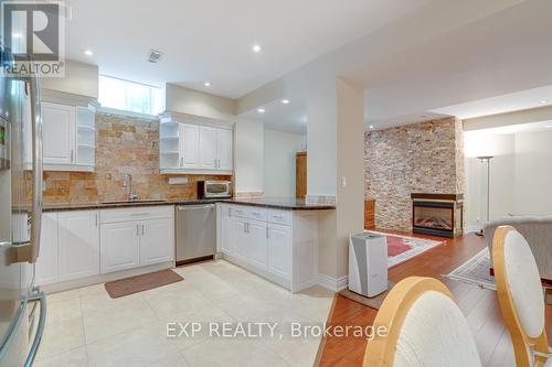 5392 Vail Court, Mississauga (Central Erin Mills), ON - Indoor Photo Showing Kitchen With Upgraded Kitchen